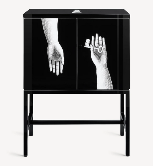 Raised small sideboard Mani con Chiave e Serratura in Black - Milk Concept Boutique