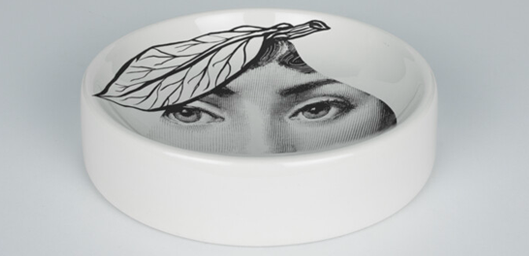 Fornasetti Round ashtray Tema & Variazioni n°24 black/white - Milk Concept Boutique